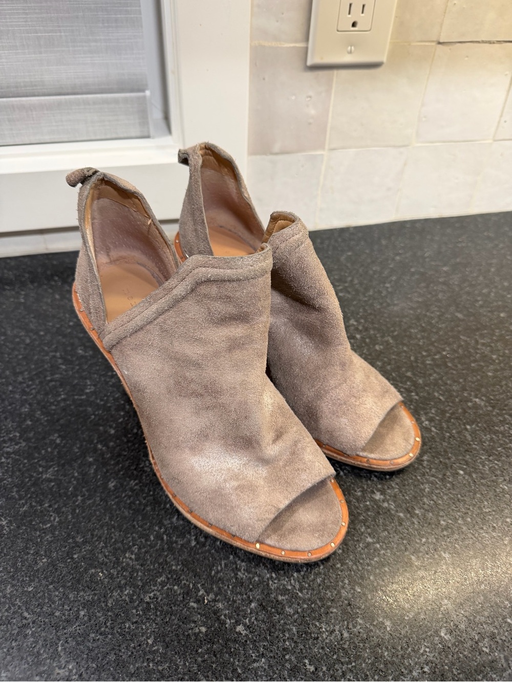 Mercer Edit - Fade-out Bootie - Women's Taupe Suede Open-Toe Booties - Size 7